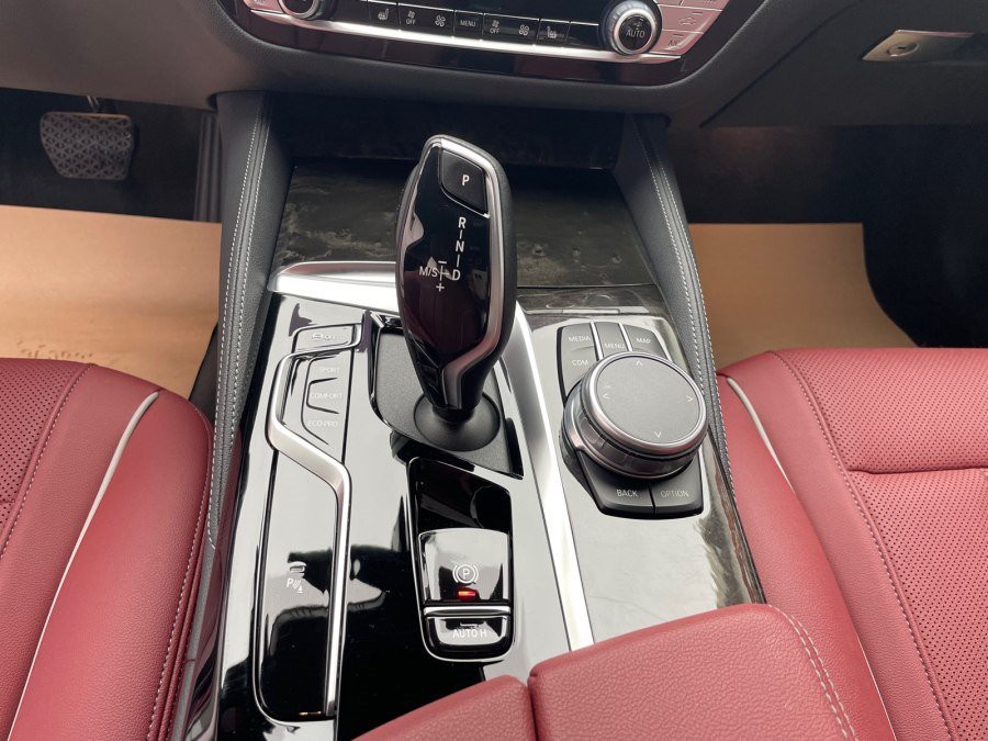 Gear Selector and iDrive